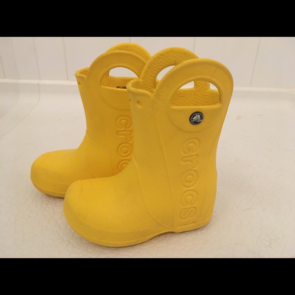 Yellow size C8 Crocs boots for little kids